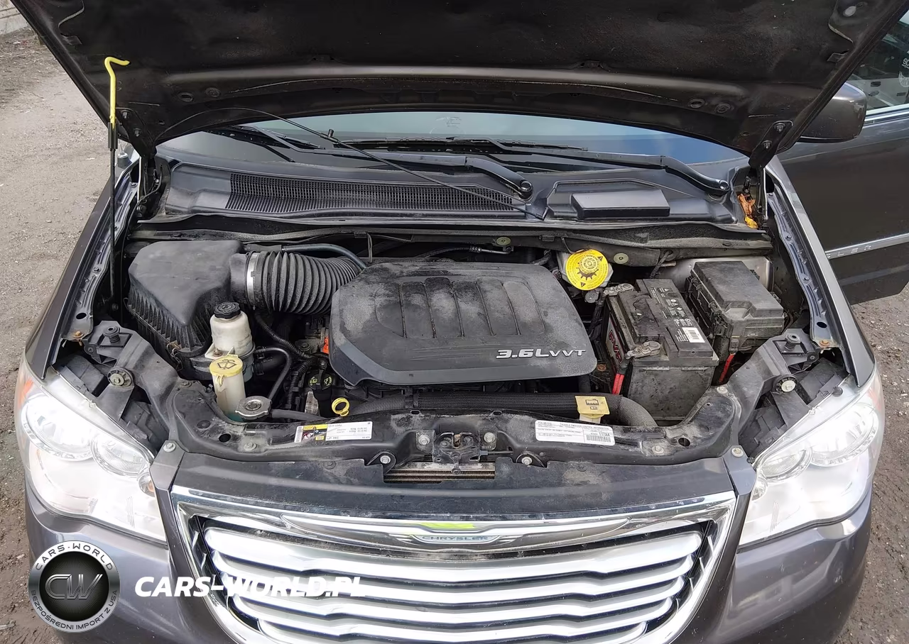2015 Chrysler Town & Country Touring VIN:2C4RC1BG8FR711152 - 10