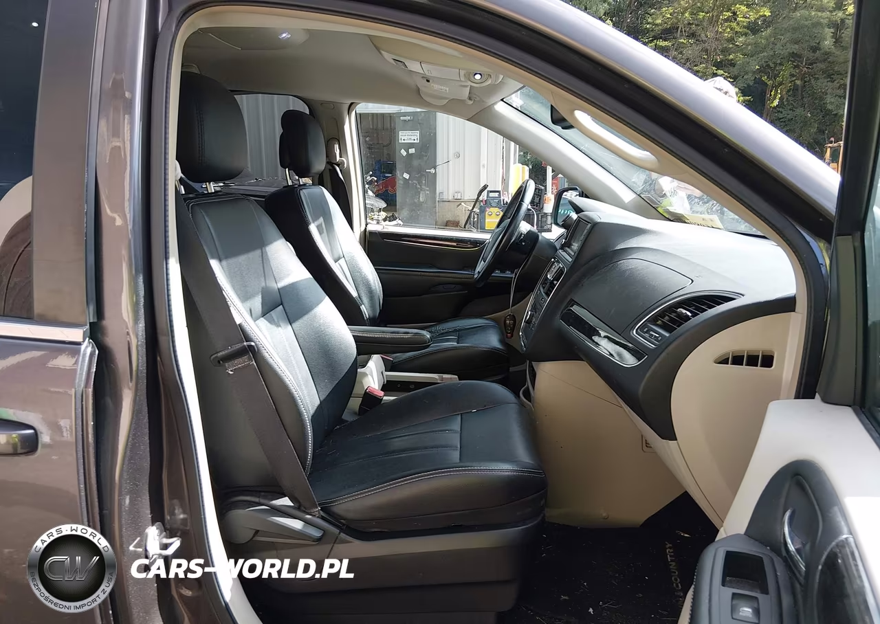 2015 Chrysler Town & Country Touring VIN:2C4RC1BG8FR711152 - 5