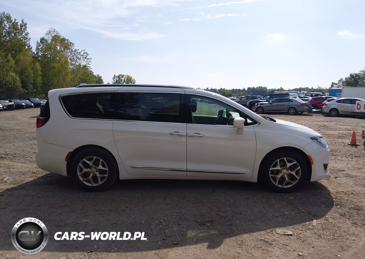 2019 Chrysler Pacifica Touring L Plus VIN:2C4RC1EG0KR548924 - 13
