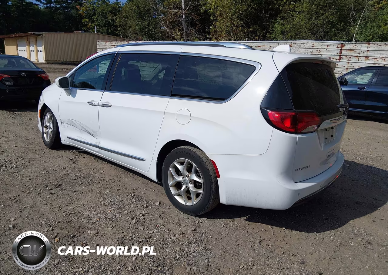 2019 Chrysler Pacifica Touring L Plus VIN:2C4RC1EG0KR548924 - 3