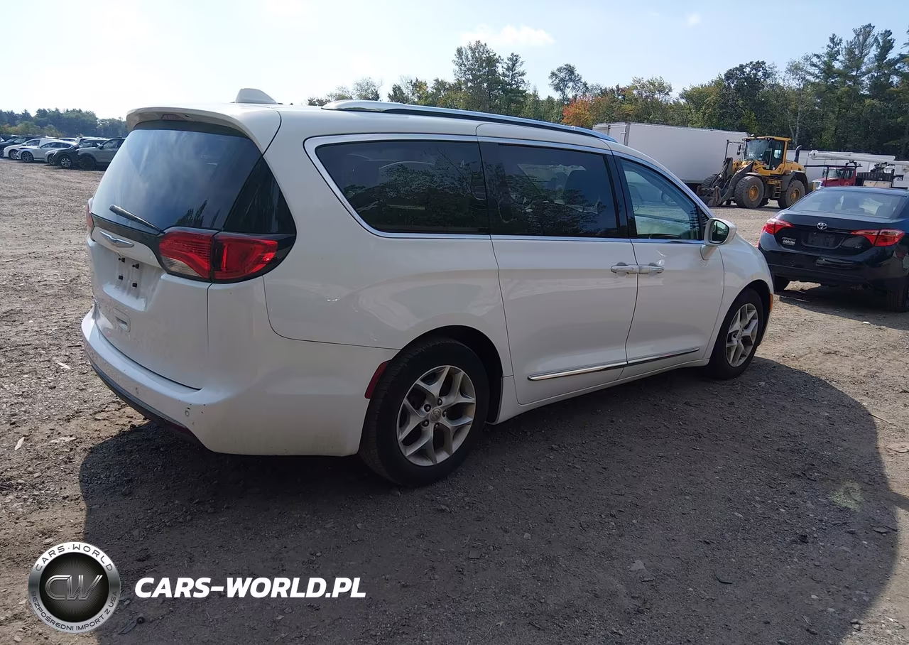 2019 Chrysler Pacifica Touring L Plus VIN:2C4RC1EG0KR548924 - 4