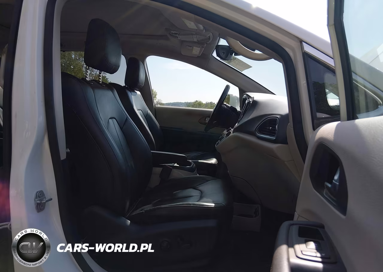 2019 Chrysler Pacifica Touring L Plus VIN:2C4RC1EG0KR548924 - 5