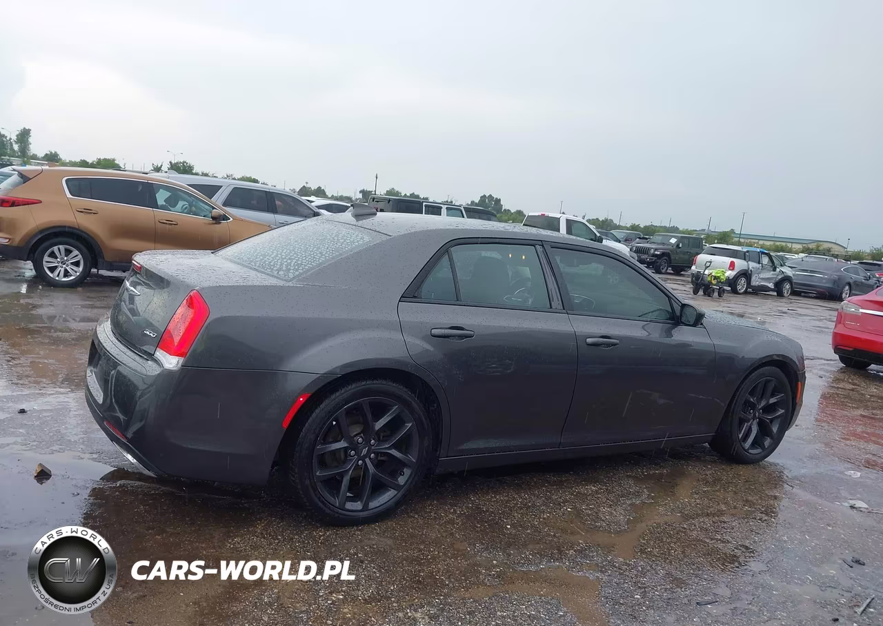 2019 Chrysler 300 Touring VIN:2C3CCAAG5KH636972 - 13