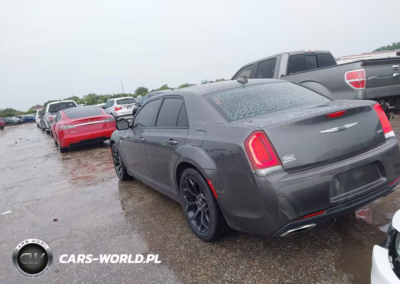 2019 Chrysler 300 Touring VIN:2C3CCAAG5KH636972 - 3