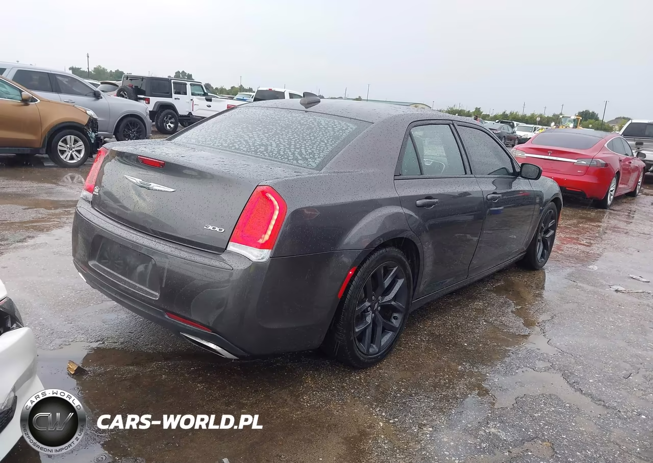 2019 Chrysler 300 Touring VIN:2C3CCAAG5KH636972 - 4