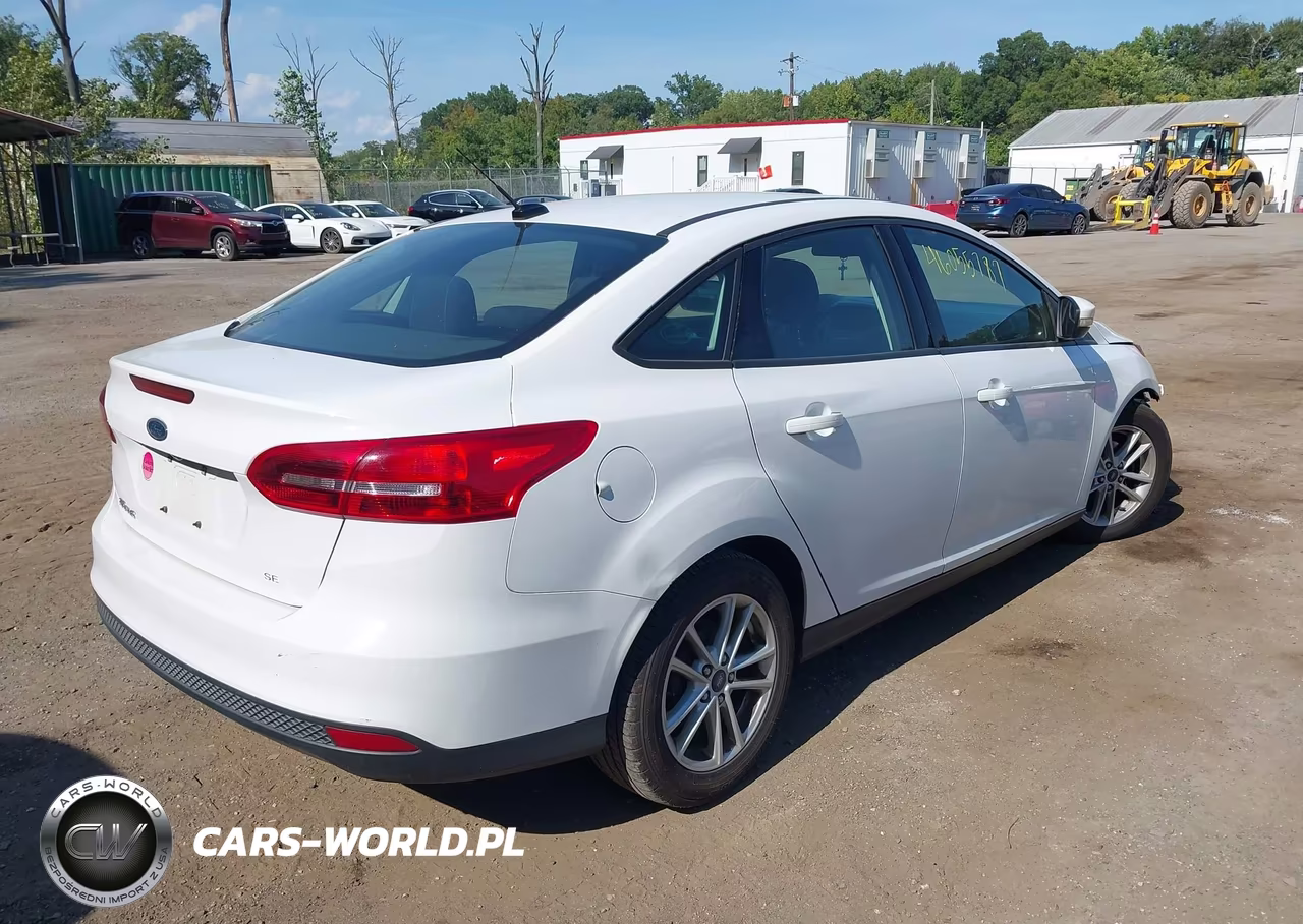 2017 Ford Focus Se VIN:1FADP3F28HL330377 - 4