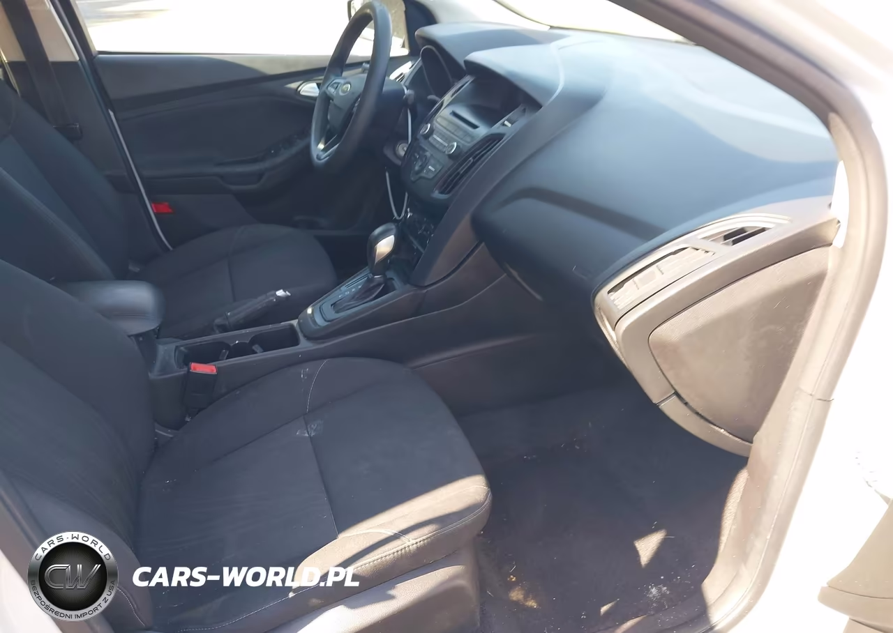 2017 Ford Focus Se VIN:1FADP3F28HL330377 - 5