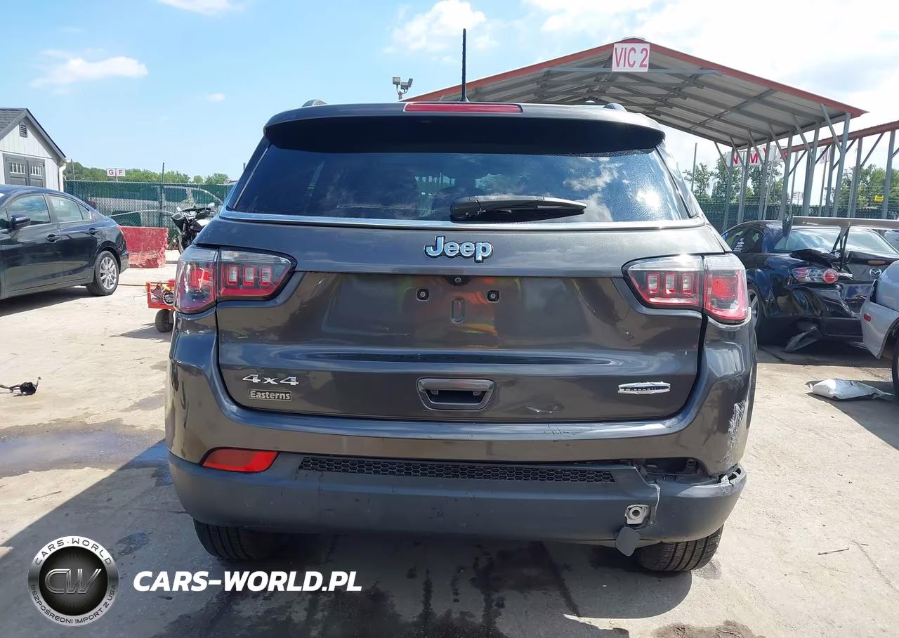 2018 Jeep Compass Latitude 4X4 VIN:3C4NJDBB7JT334474 - 17