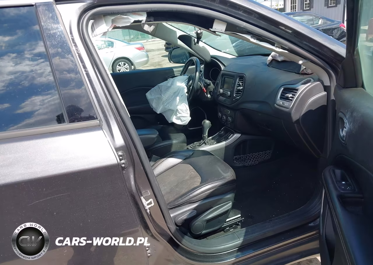 2018 Jeep Compass Latitude 4X4 VIN:3C4NJDBB7JT334474 - 5