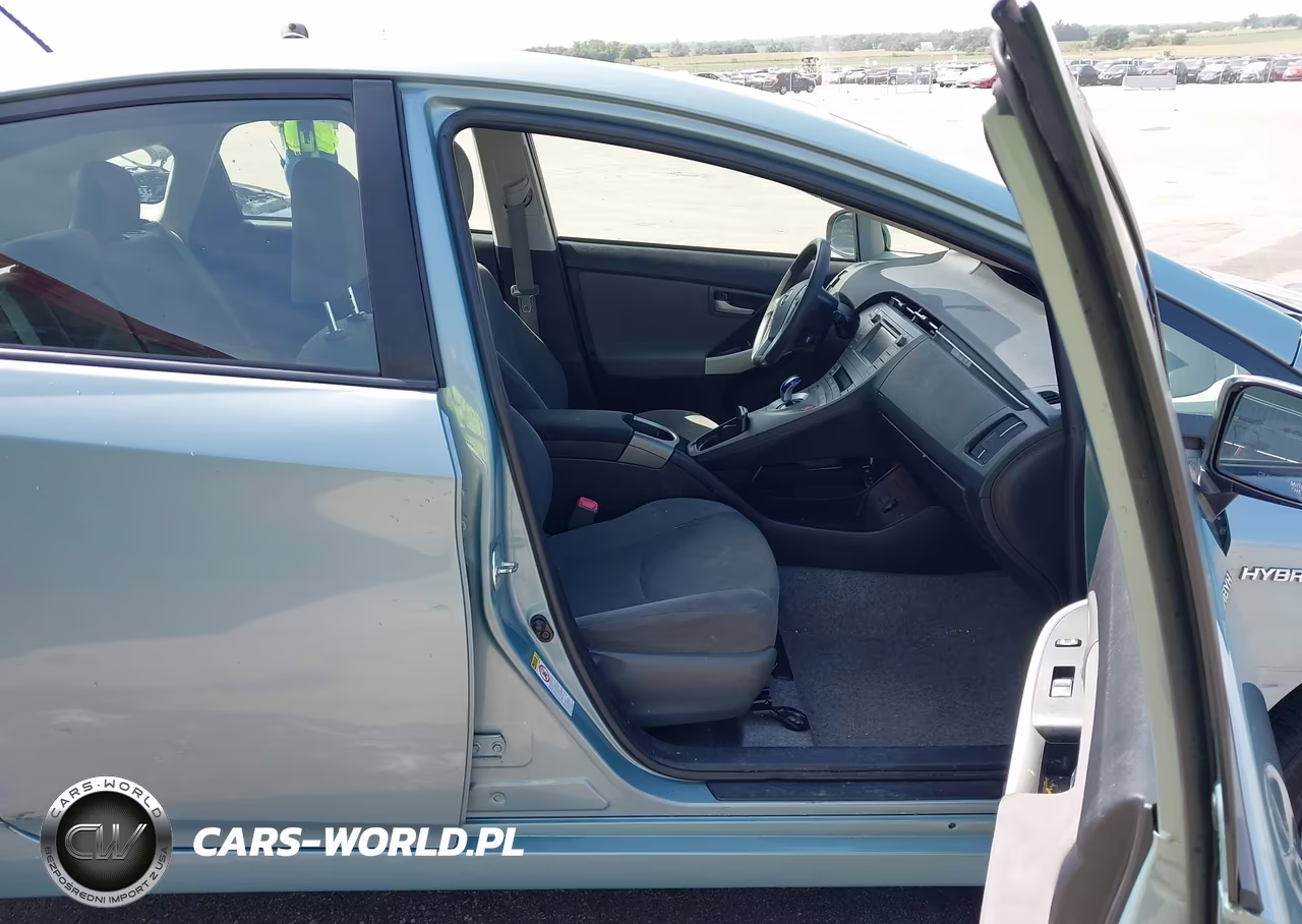 2013 Toyota Prius Two VIN:JTDKN3DU2D1641076 - 5
