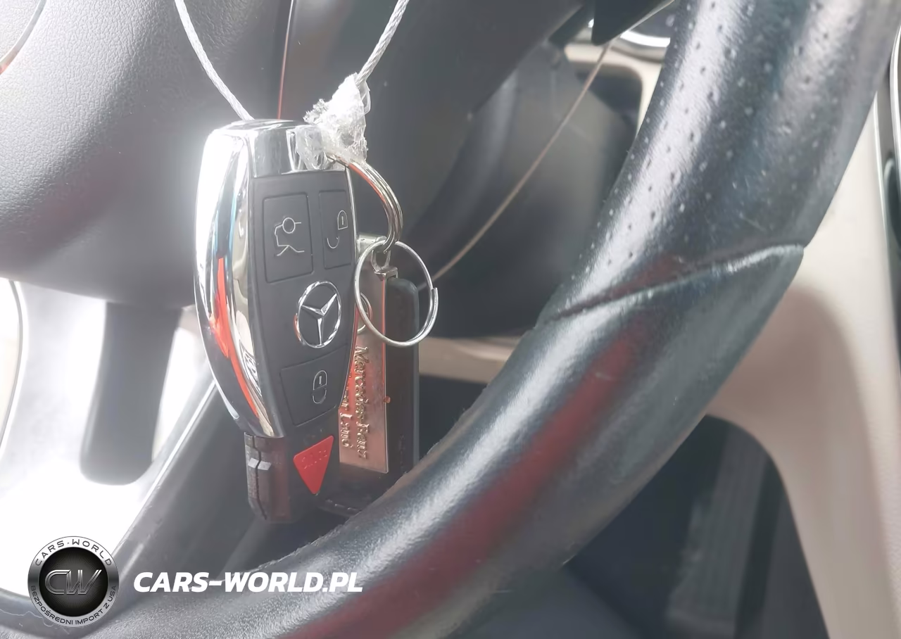 2018 Mercedes-Benz C 300 VIN:55SWF4JB3JU240306 - 11