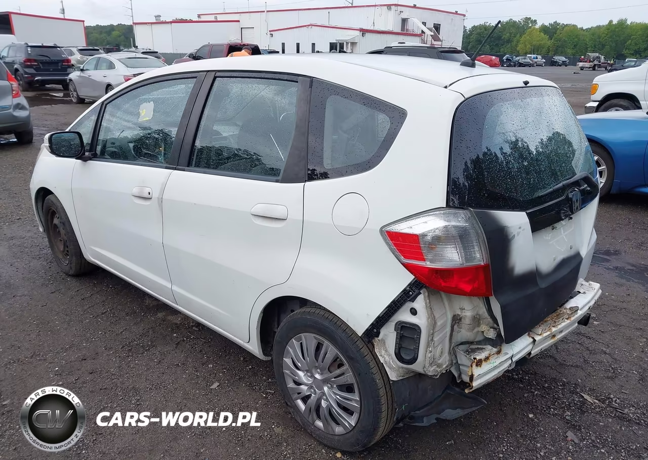 2013 Honda Fit VIN:JHMGE8H32DC074701 - 3