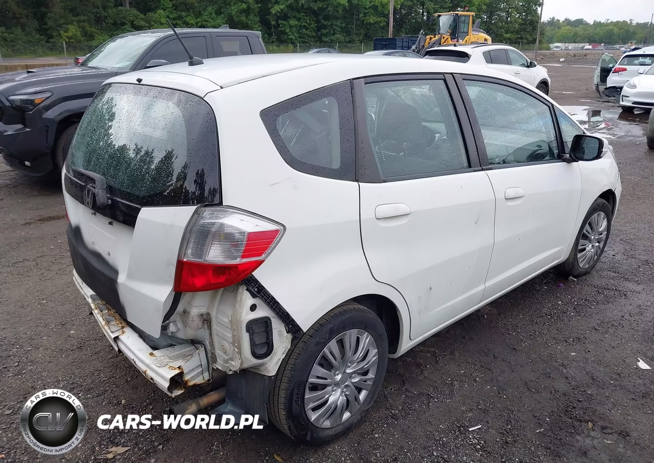 2013 Honda Fit VIN:JHMGE8H32DC074701 - 4