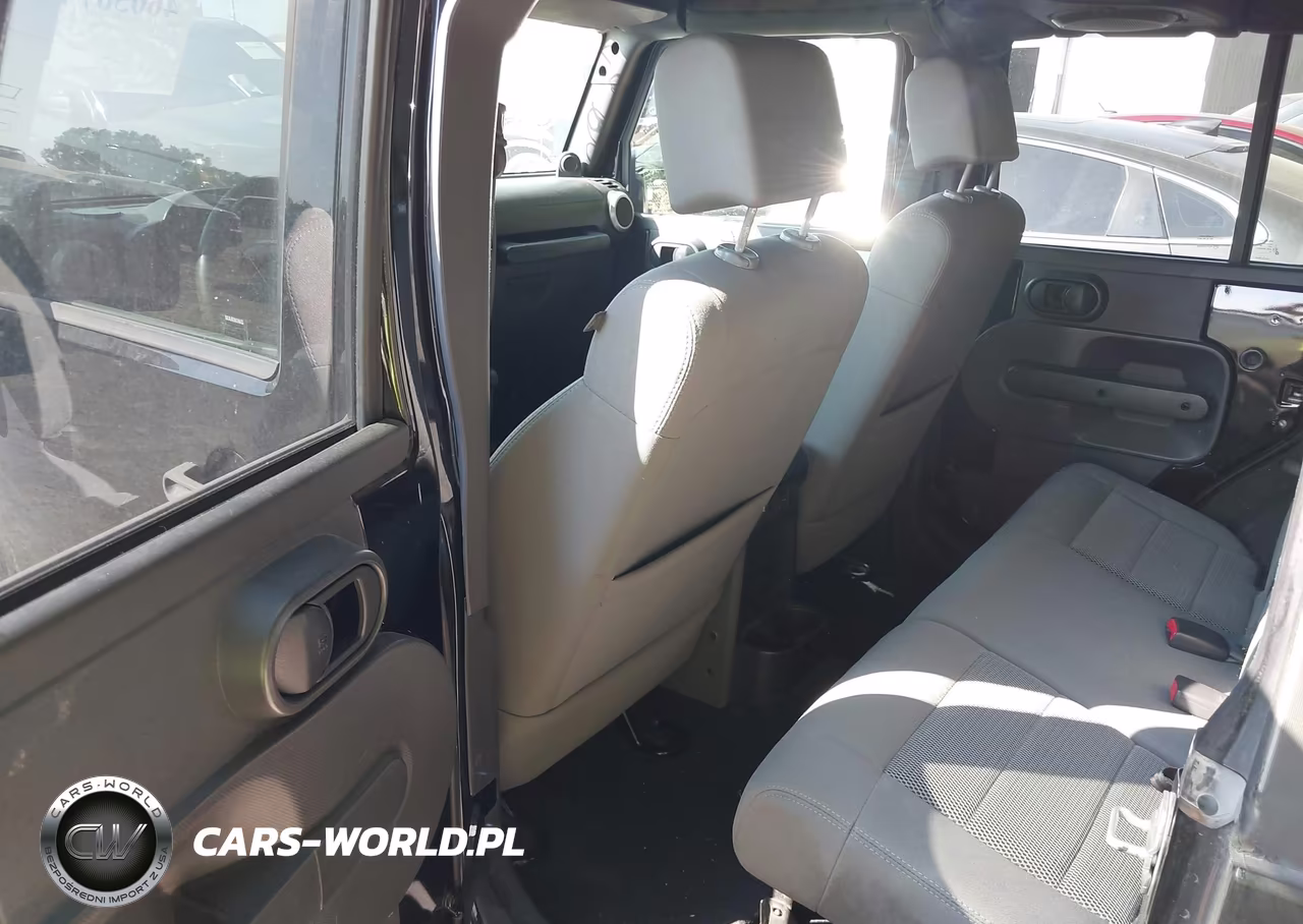 2009 Jeep Wrangler Unlimited Sahara VIN:1J4GB591X9L754076 - 8