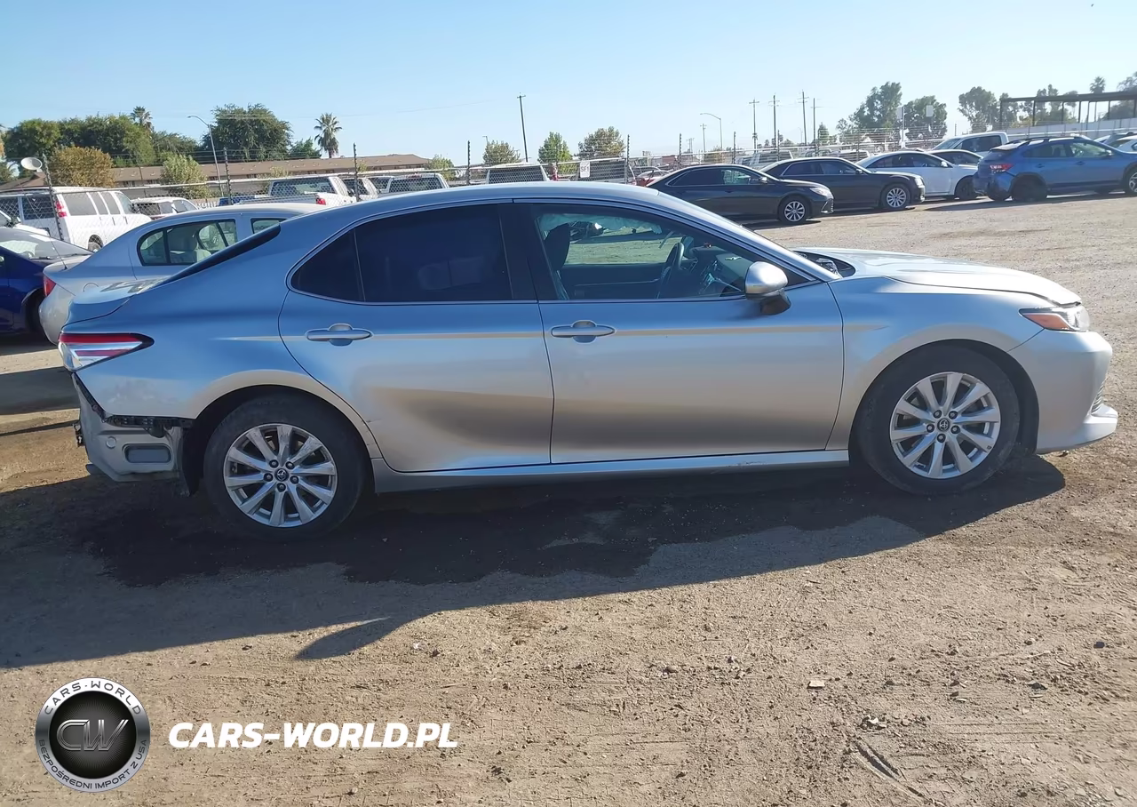 2018 Toyota Camry Le VIN:4T1B11HK8JU591539 - 14