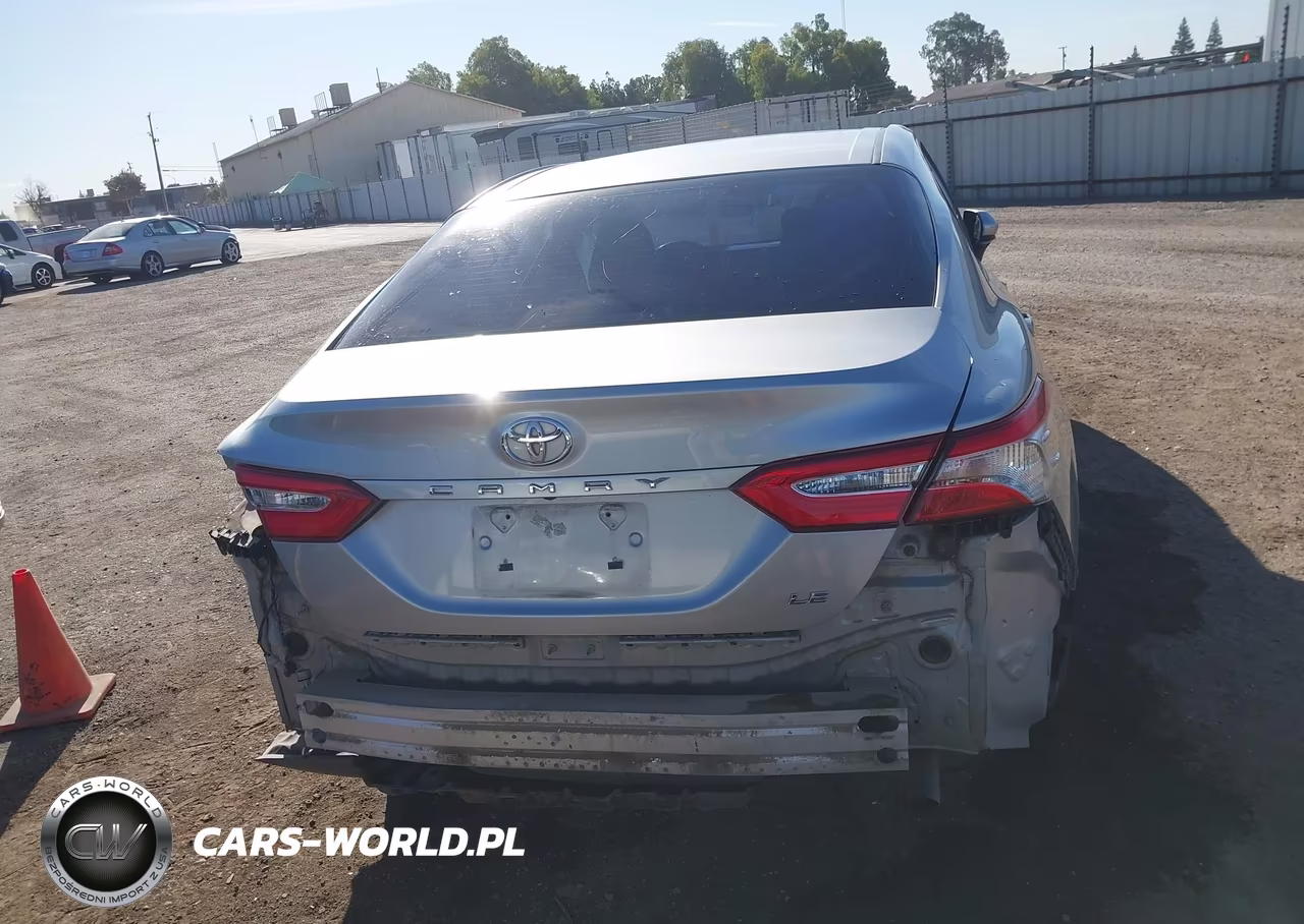 2018 Toyota Camry Le VIN:4T1B11HK8JU591539 - 17