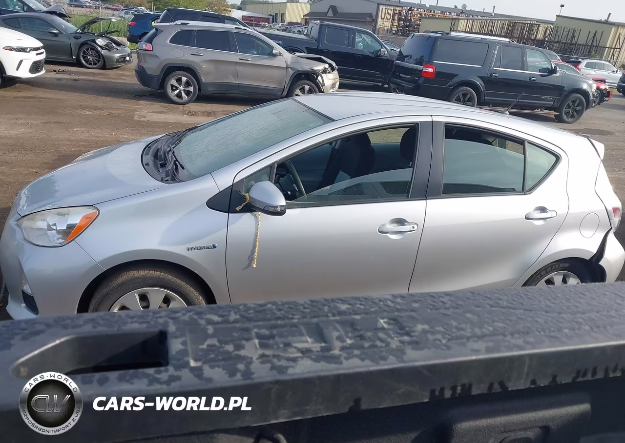 2014 Toyota Prius C Two VIN:JTDKDTB3XE1079491 - 13