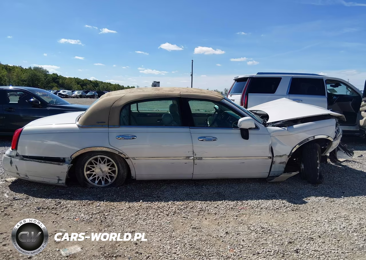 2001 Lincoln Town Car Signature VIN:1LNHM82W51Y718567 - 13