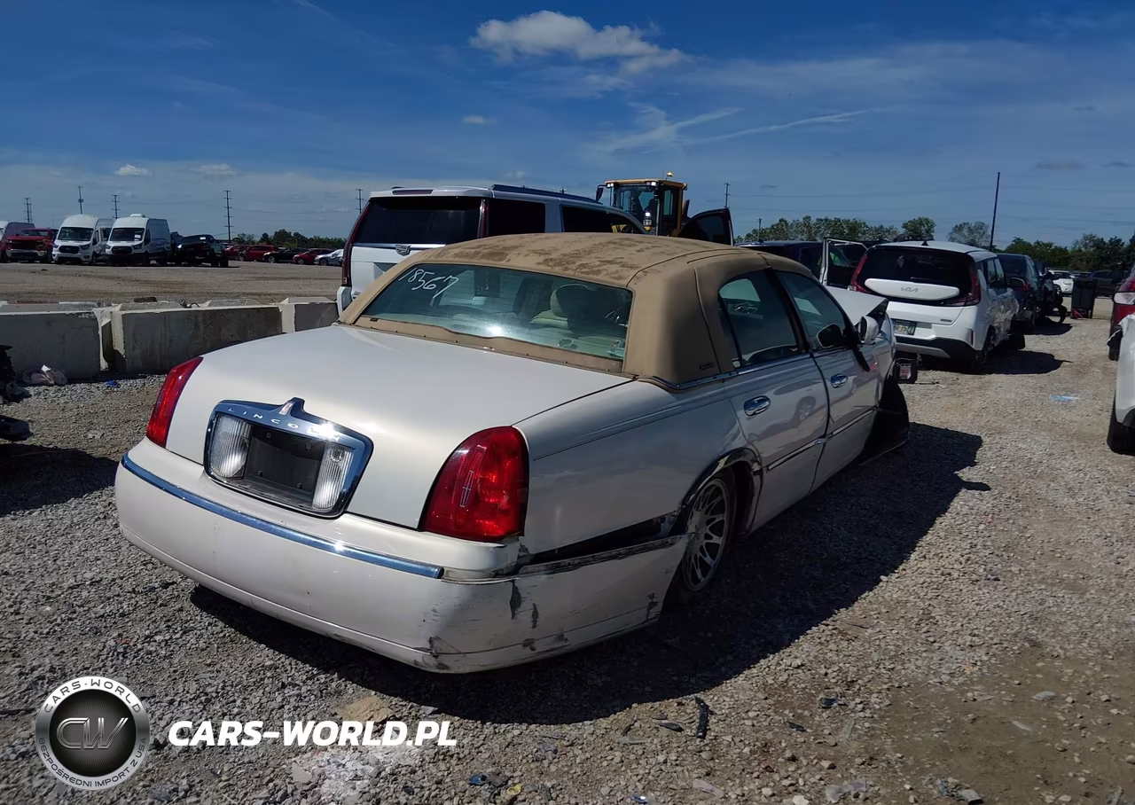 2001 Lincoln Town Car Signature VIN:1LNHM82W51Y718567 - 14