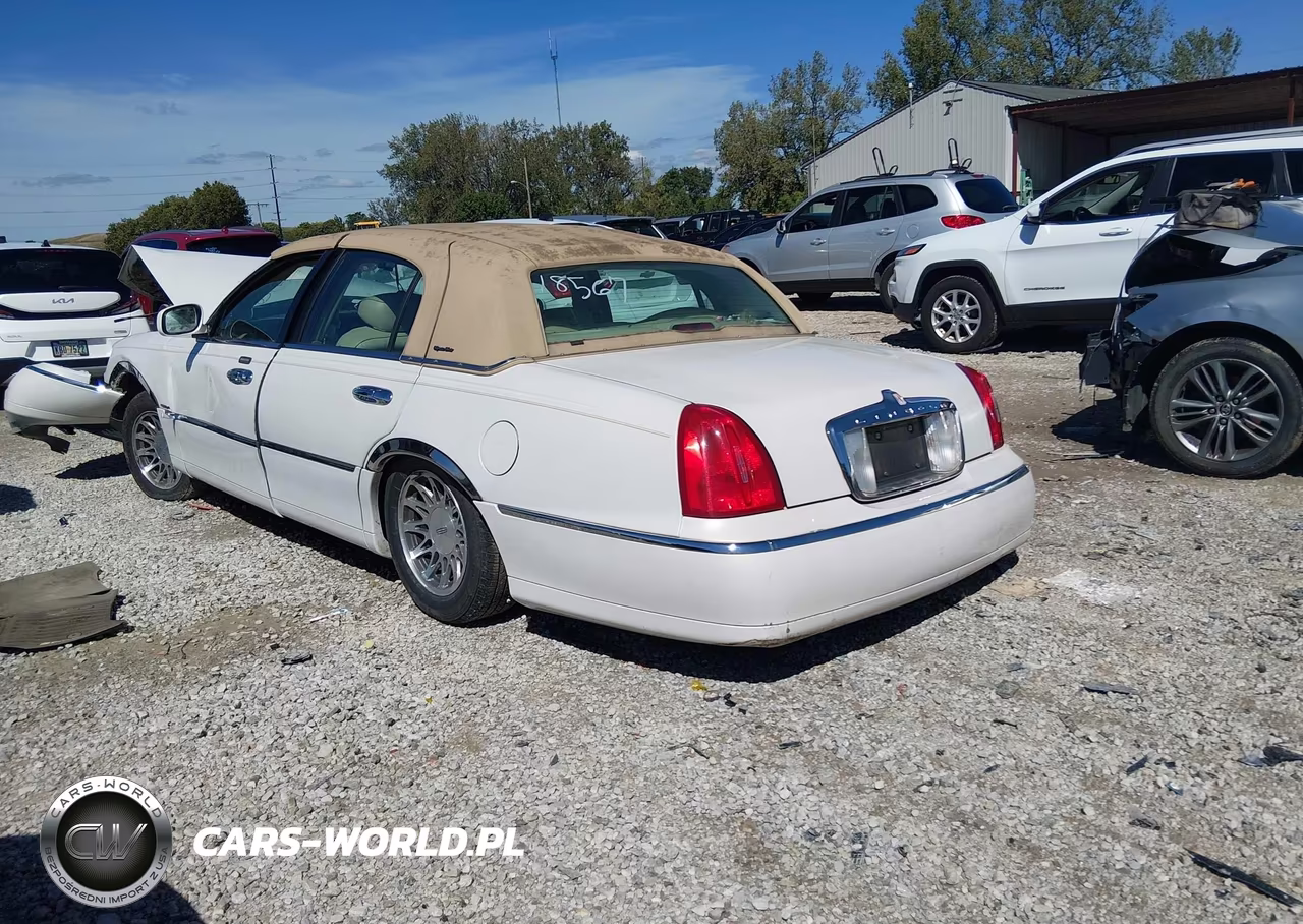 2001 Lincoln Town Car Signature VIN:1LNHM82W51Y718567 - 3