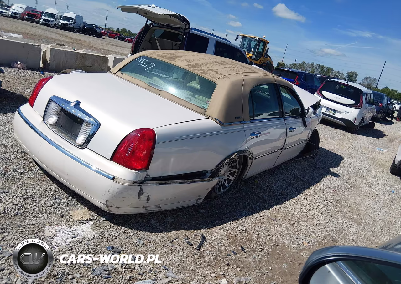 2001 Lincoln Town Car Signature VIN:1LNHM82W51Y718567 - 4