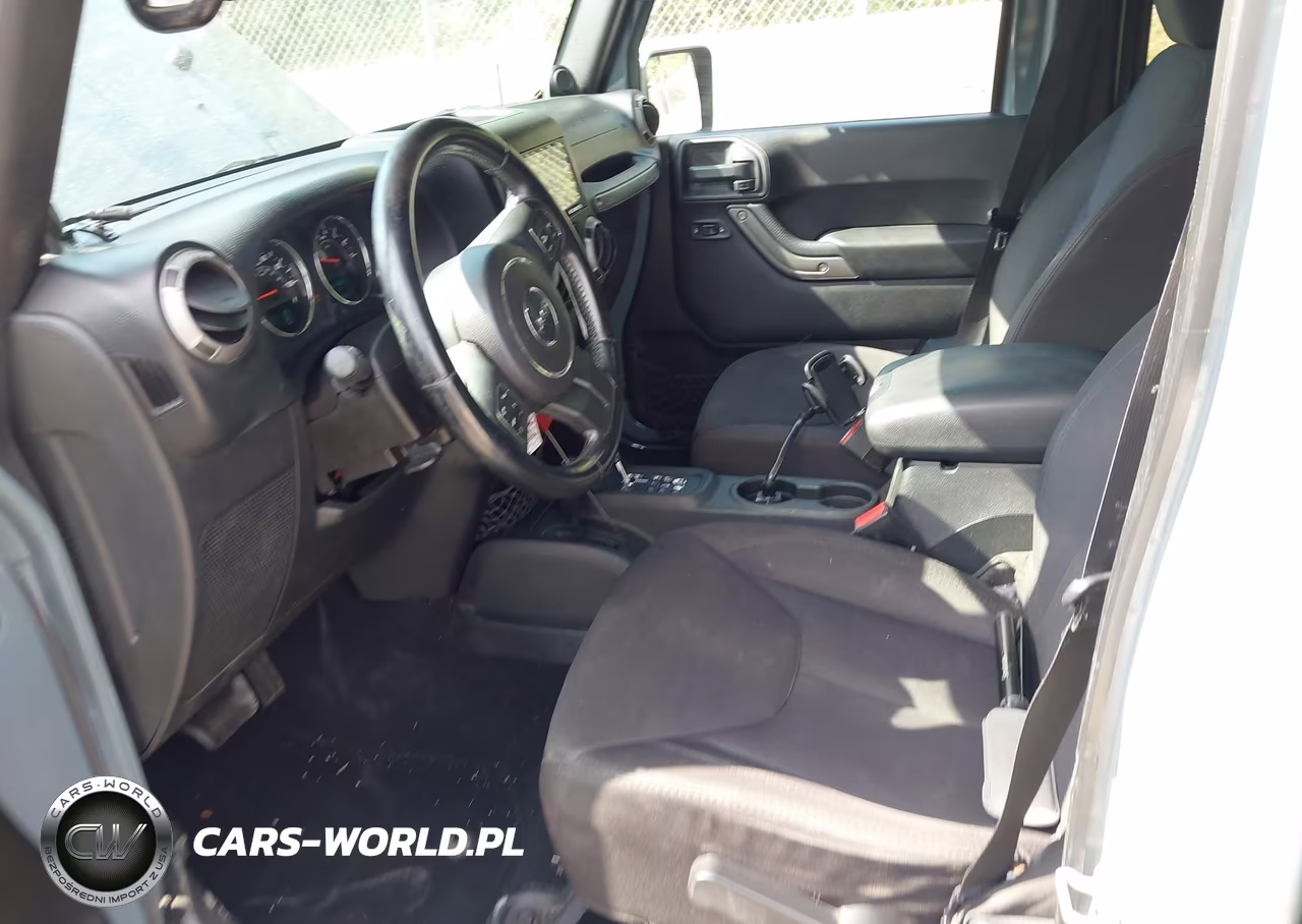 2014 Jeep Wrangler Unlimited Sport VIN:1C4BJWDGXEL194655 - 5