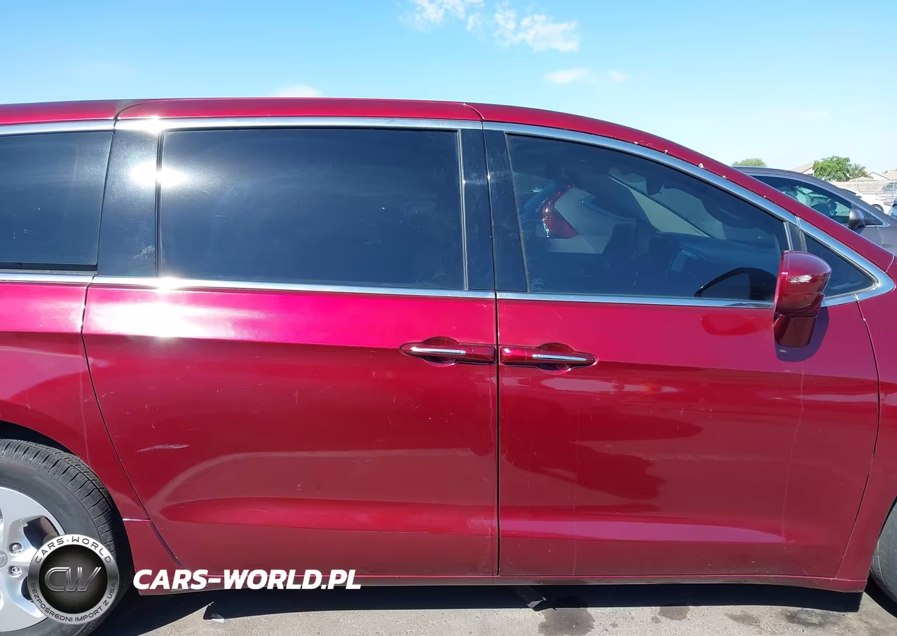 2018 Chrysler Pacifica Hybrid Touring Plus VIN:2C4RC1H77JR126904 - 13