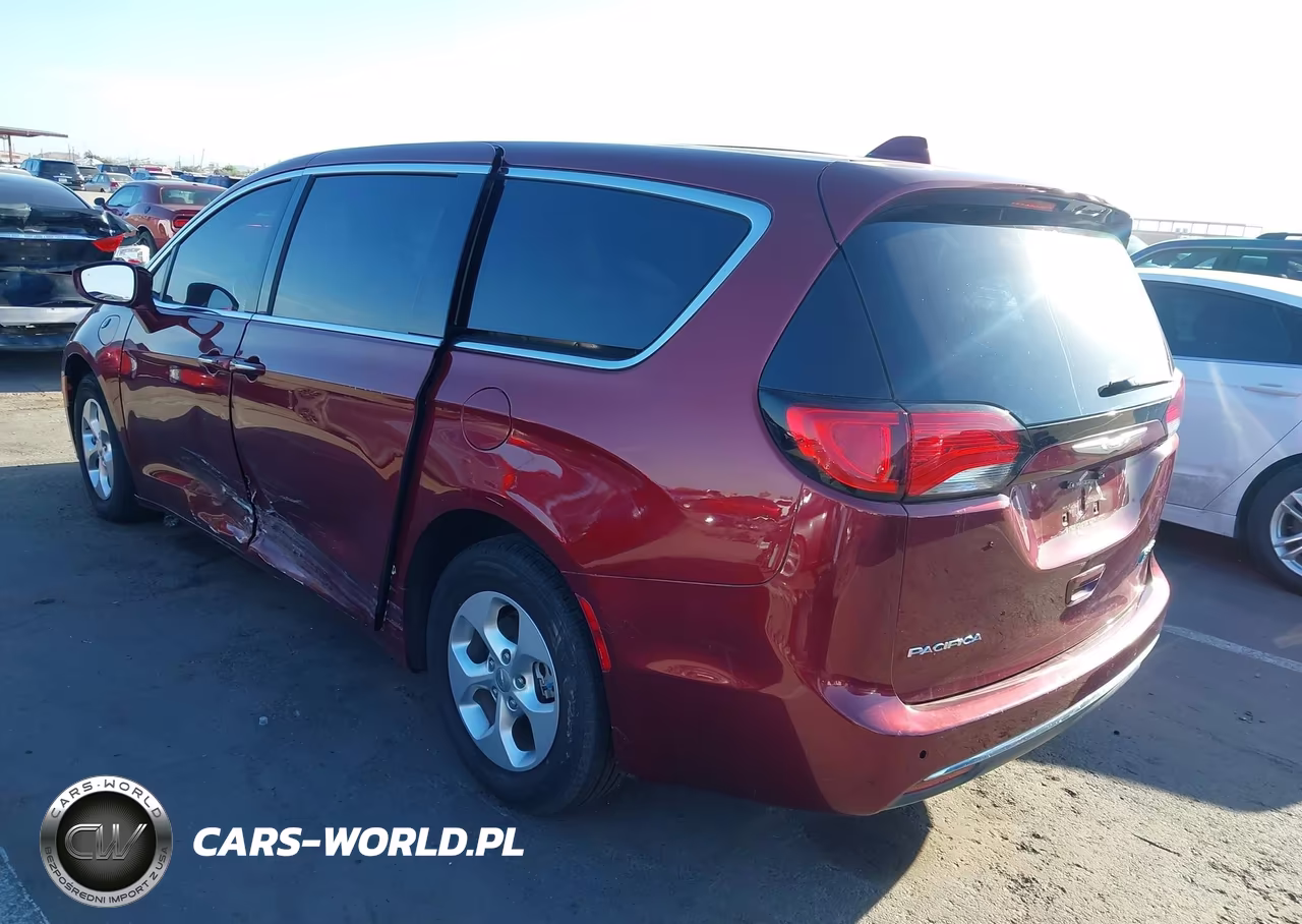 2018 Chrysler Pacifica Hybrid Touring Plus VIN:2C4RC1H77JR126904 - 3