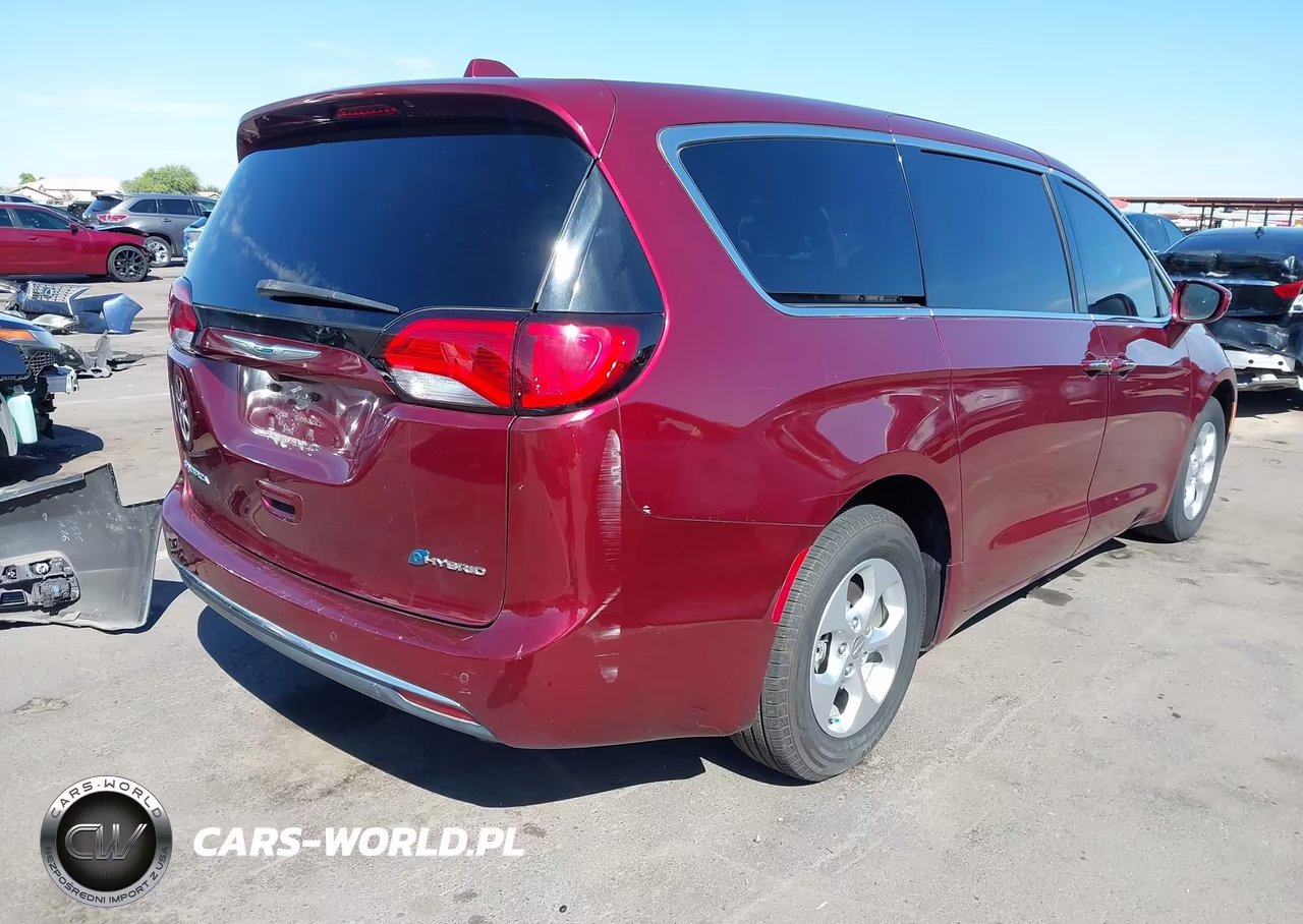 2018 Chrysler Pacifica Hybrid Touring Plus VIN:2C4RC1H77JR126904 - 4