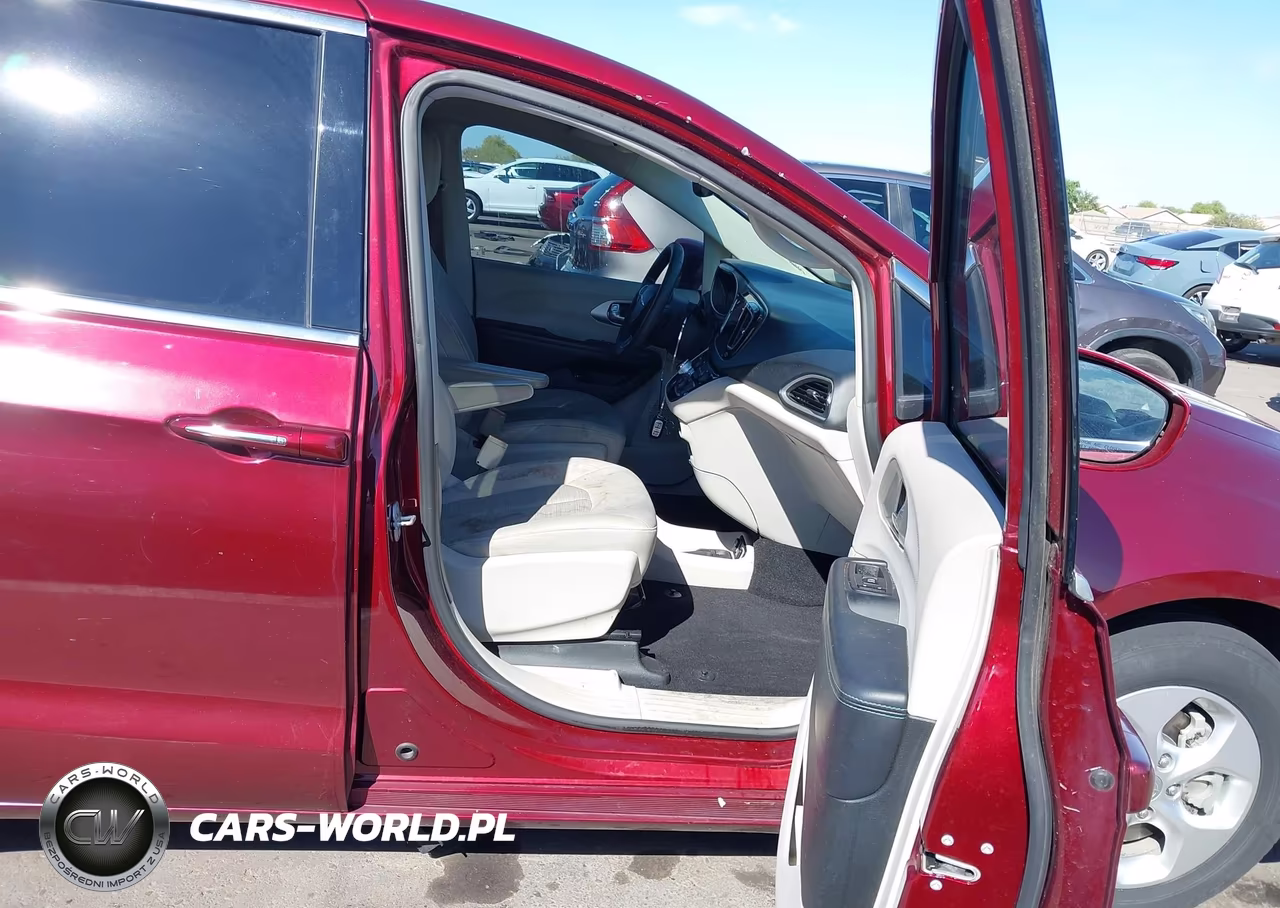 2018 Chrysler Pacifica Hybrid Touring Plus VIN:2C4RC1H77JR126904 - 5