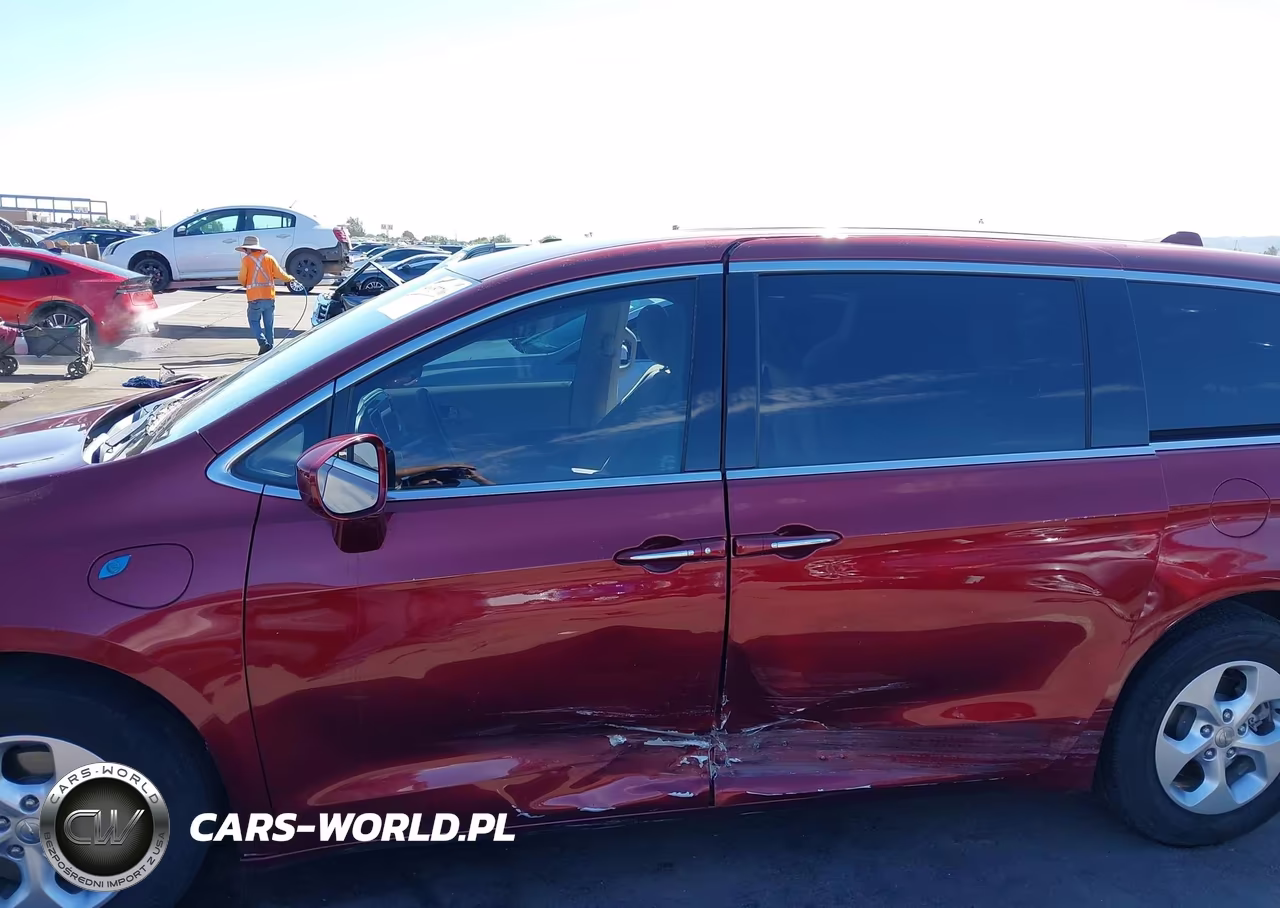 2018 Chrysler Pacifica Hybrid Touring Plus VIN:2C4RC1H77JR126904 - 6