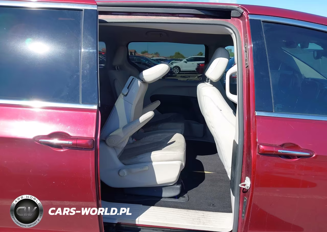 2018 Chrysler Pacifica Hybrid Touring Plus VIN:2C4RC1H77JR126904 - 8