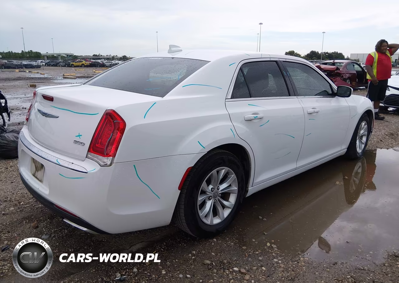 2015 Chrysler 300 Limited VIN:2C3CCAAG4FH893840 - 4