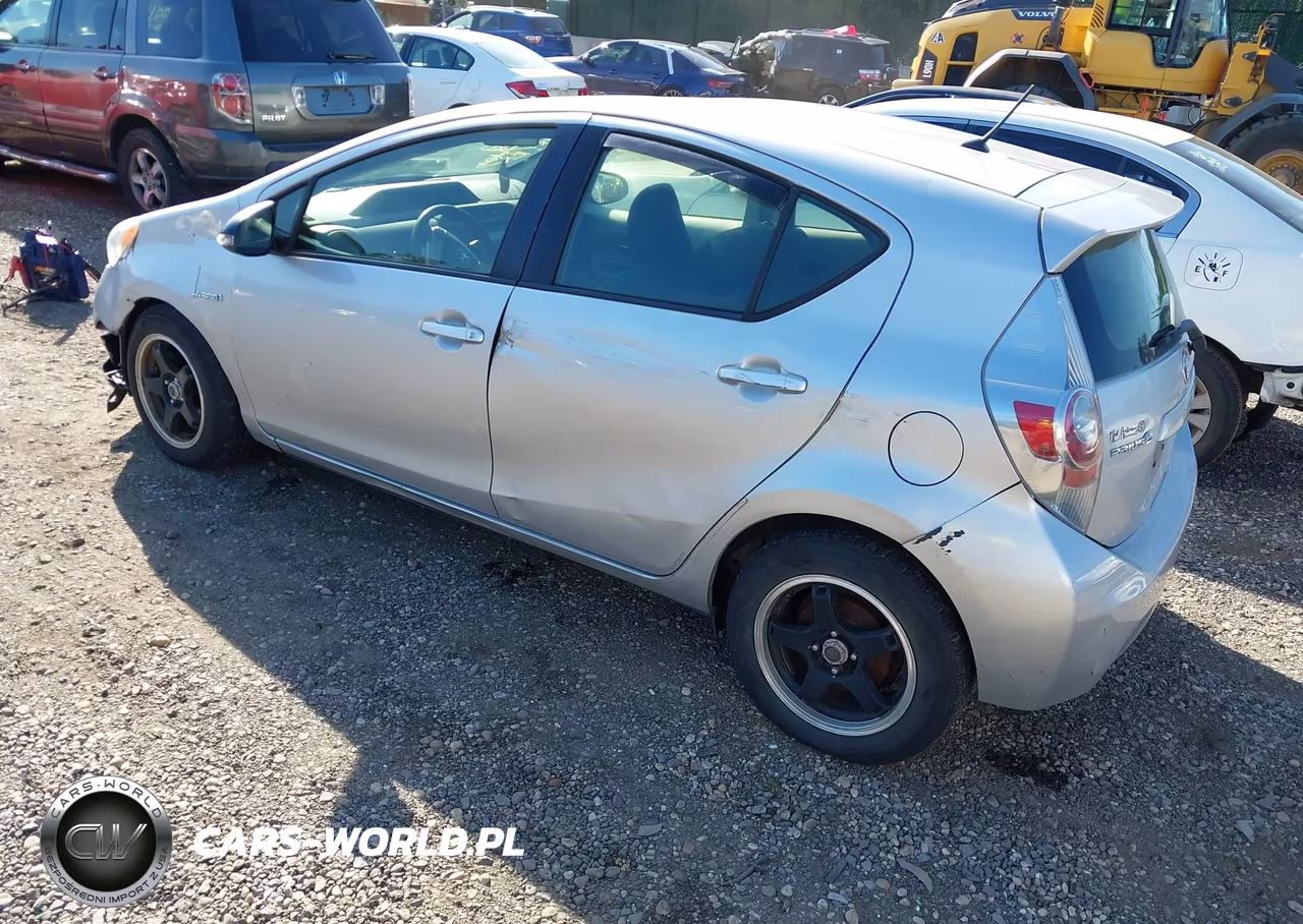2013 Toyota Prius C Two VIN:JTDKDTB3XD1551297 - 3