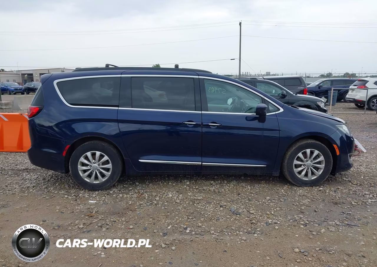 2017 Chrysler Pacifica Touring-L VIN:2C4RC1BG9HR762503 - 13