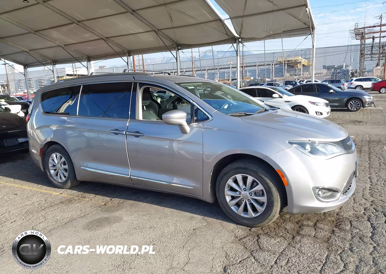 2018 Chrysler Pacifica Touring L VIN:2C4RC1BG1JR149605 - 13