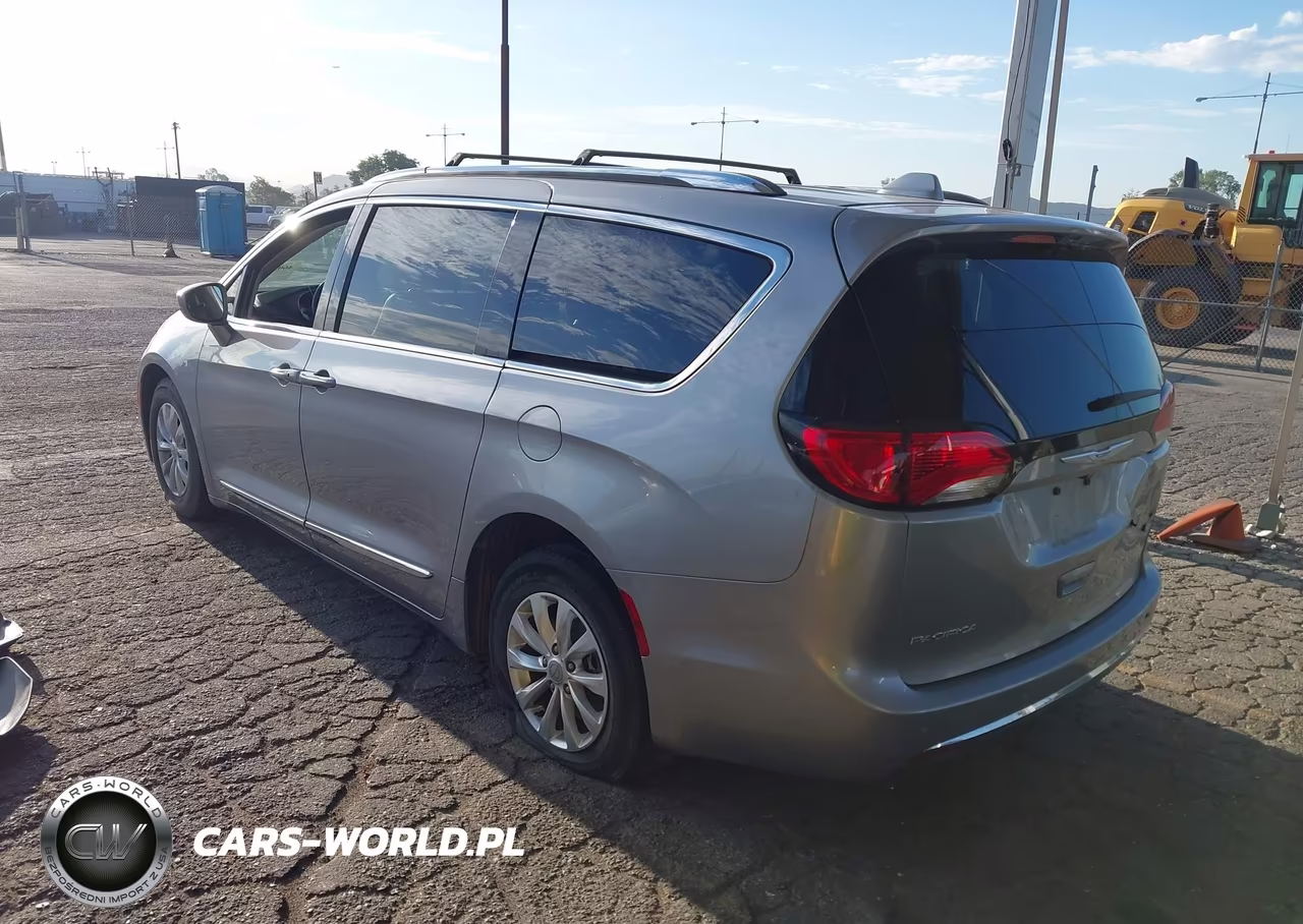2018 Chrysler Pacifica Touring L VIN:2C4RC1BG1JR149605 - 3