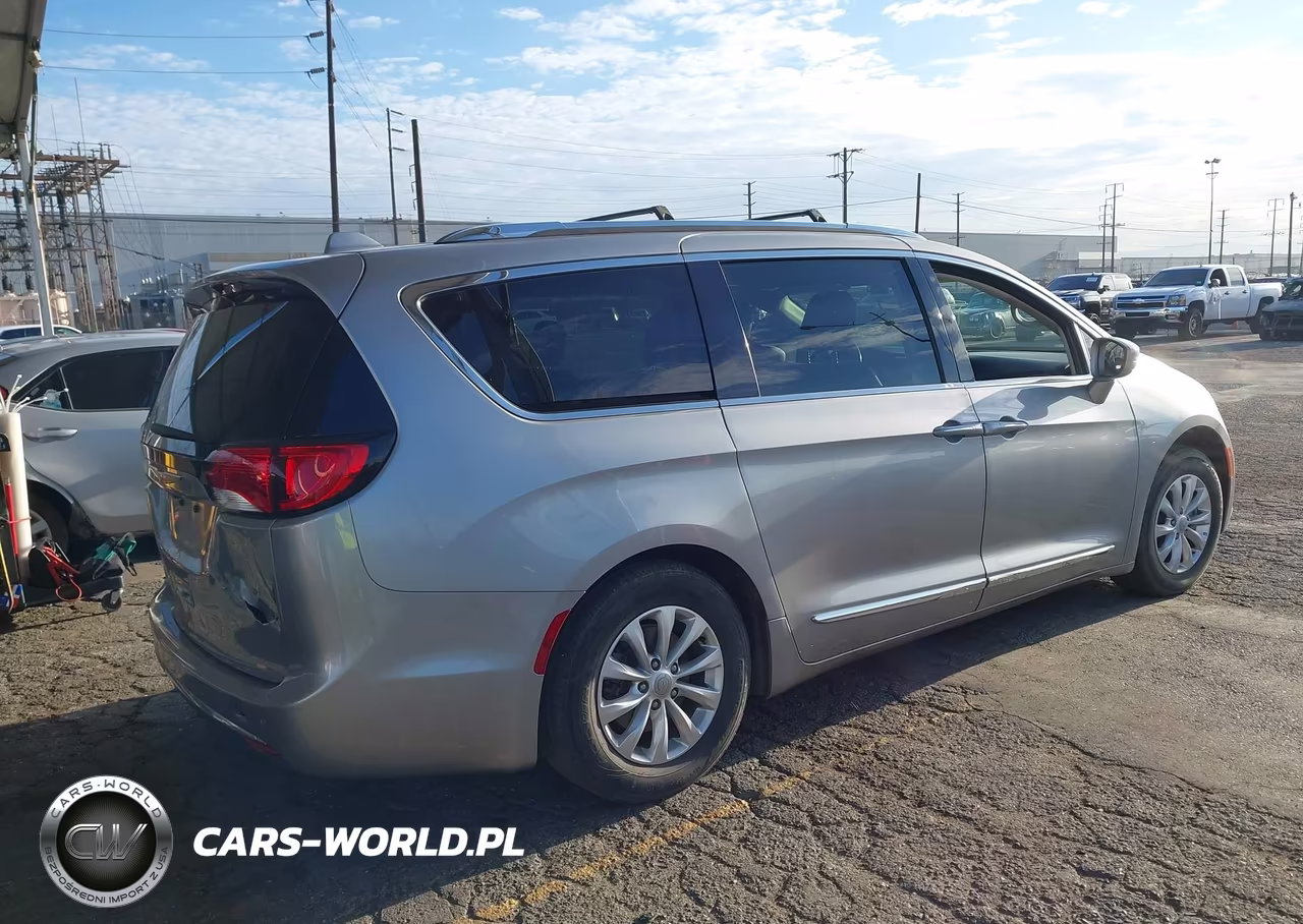 2018 Chrysler Pacifica Touring L VIN:2C4RC1BG1JR149605 - 4