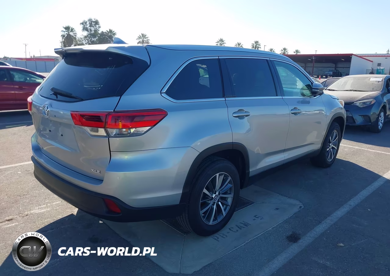 2019 Toyota Highlander Xle VIN:5TDKZRFH1KS573554 - 4