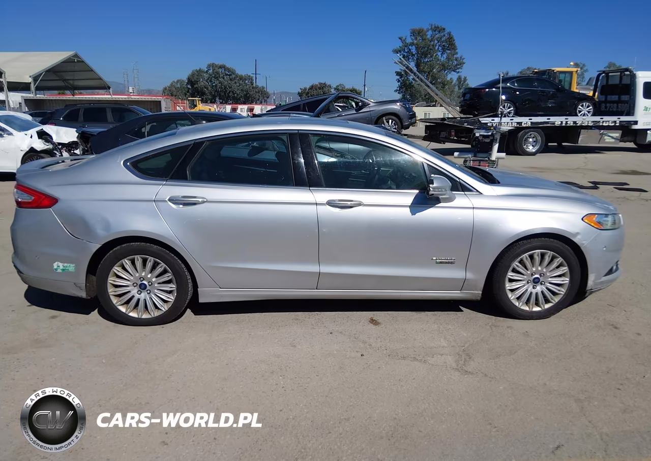 2014 Ford Fusion Energi Titanium VIN:3FA6P0SU8ER316586 - 12