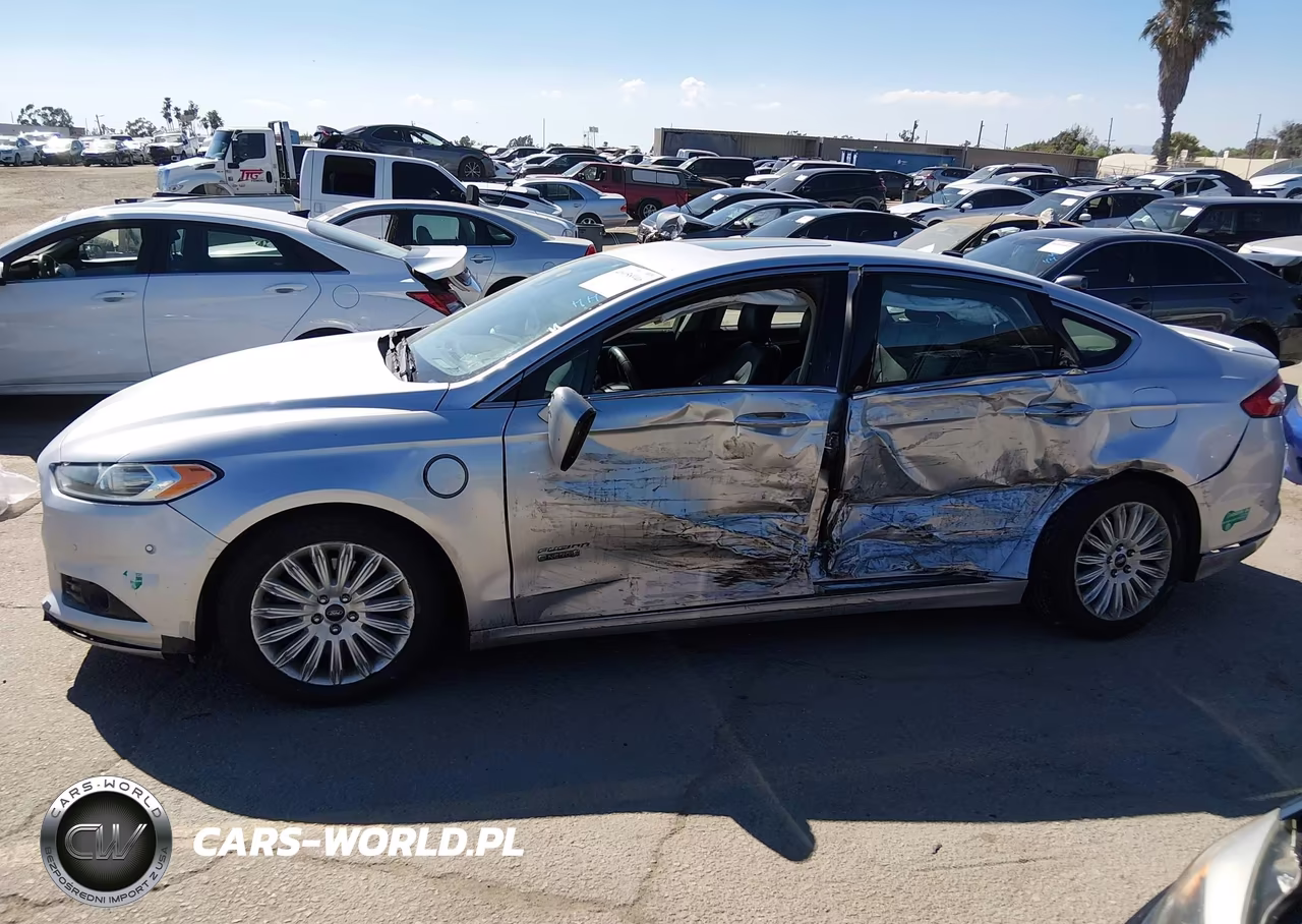 2014 Ford Fusion Energi Titanium VIN:3FA6P0SU8ER316586 - 13