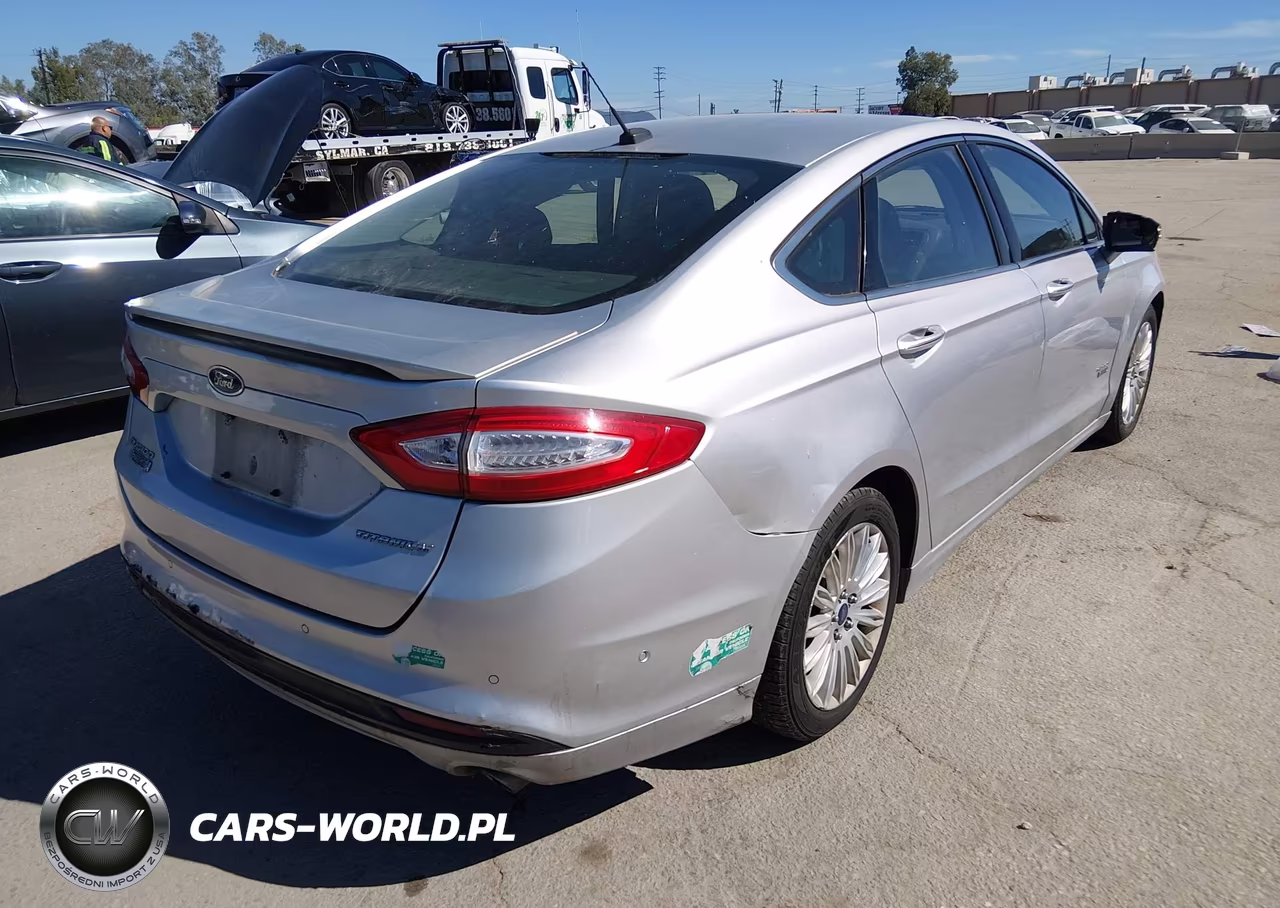 2014 Ford Fusion Energi Titanium VIN:3FA6P0SU8ER316586 - 4