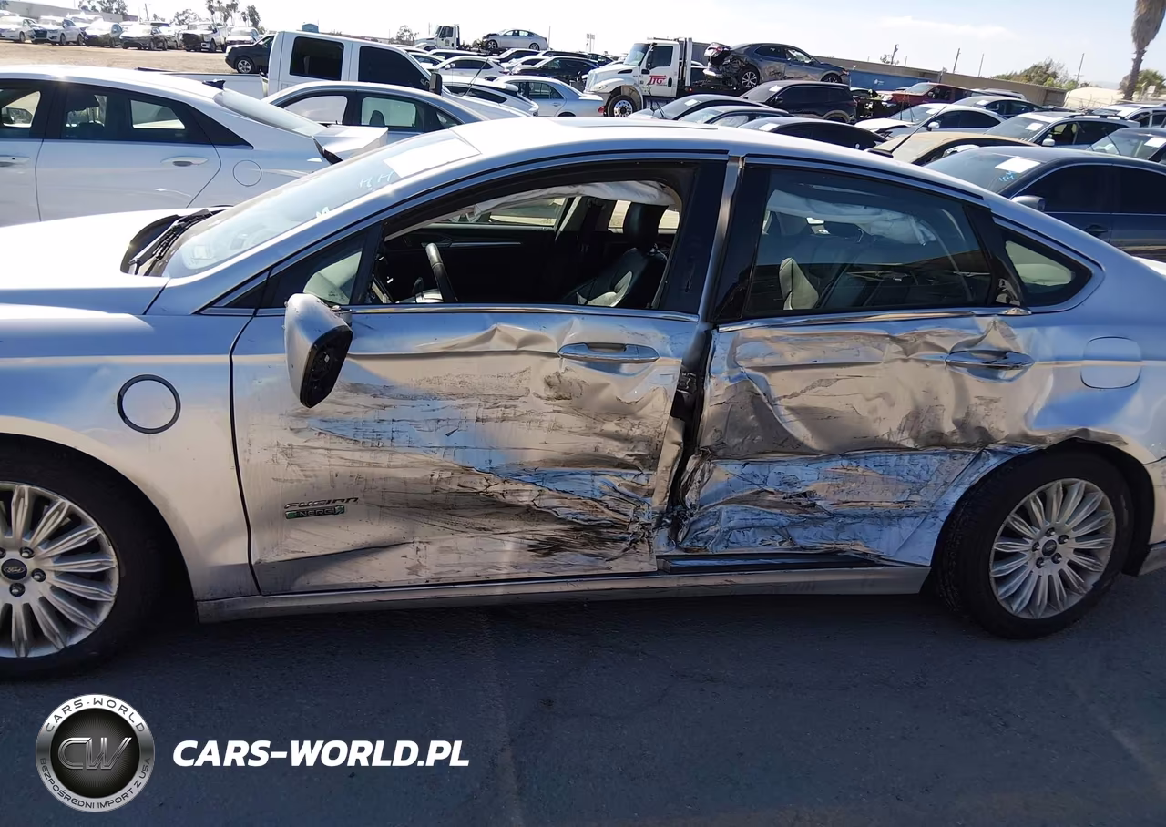 2014 Ford Fusion Energi Titanium VIN:3FA6P0SU8ER316586 - 6