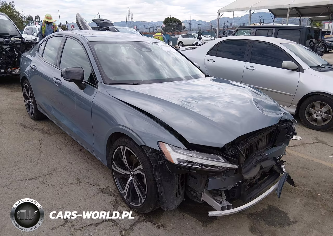 2024 Volvo S60 B5 Core Dark Theme – zdjęcie 1 z 19