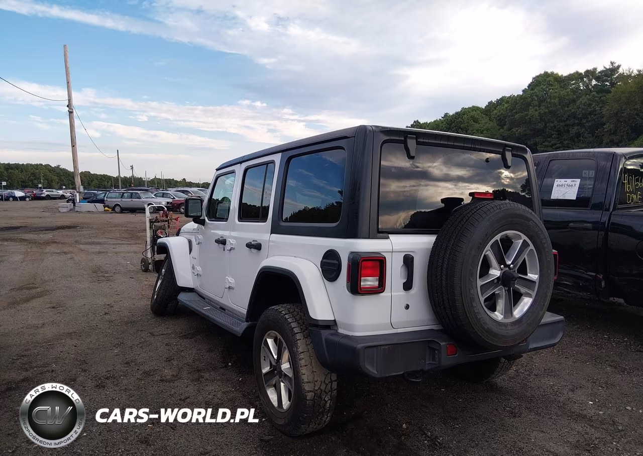 2019 Jeep Wrangler Unlimited Sahara 4X4 VIN:1C4HJXEG8KW528402 - 3