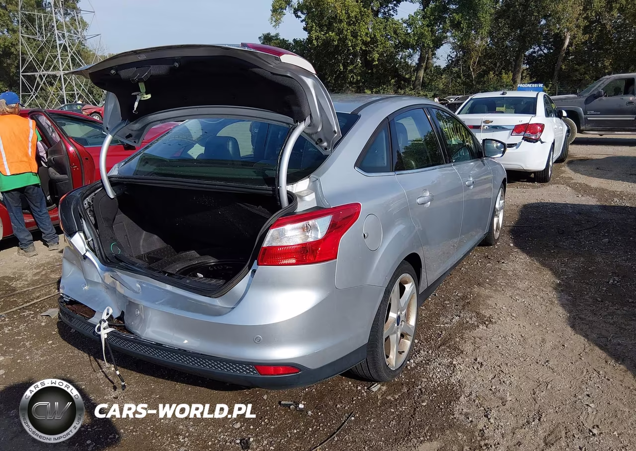 2014 Ford Focus Titanium VIN:1FADP3J26EL240616 - 4