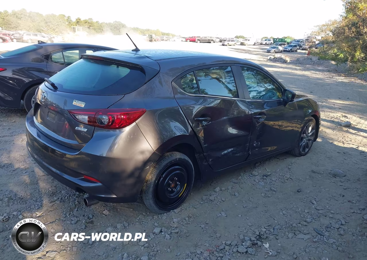 2018 Mazda Mazda3 Touring VIN:3MZBN1L33JM275587 - 4