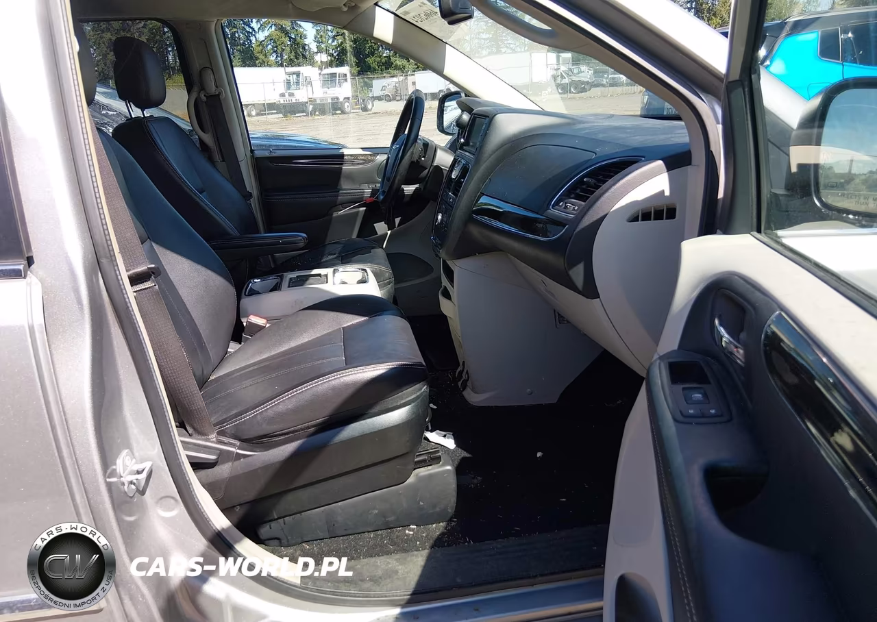 2015 Chrysler Town & Country Touring VIN:2C4RC1BGXFR741320 - 5