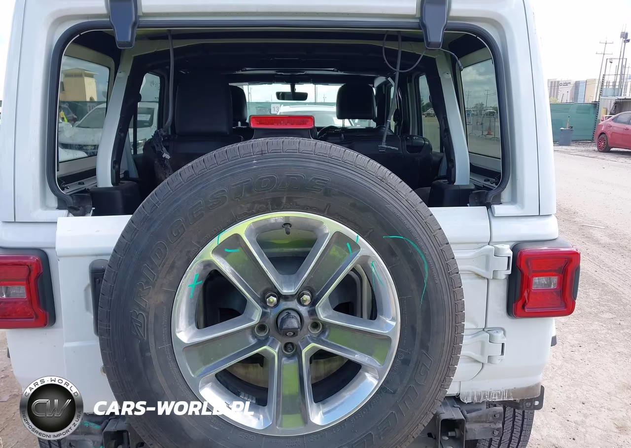 2018 Jeep Wrangler Unlimited Sahara 4X4 VIN:1C4HJXEG6JW324065 - 17