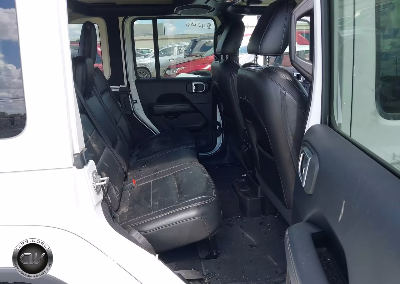 2018 Jeep Wrangler Unlimited Sahara 4X4 VIN:1C4HJXEG6JW324065 - 8